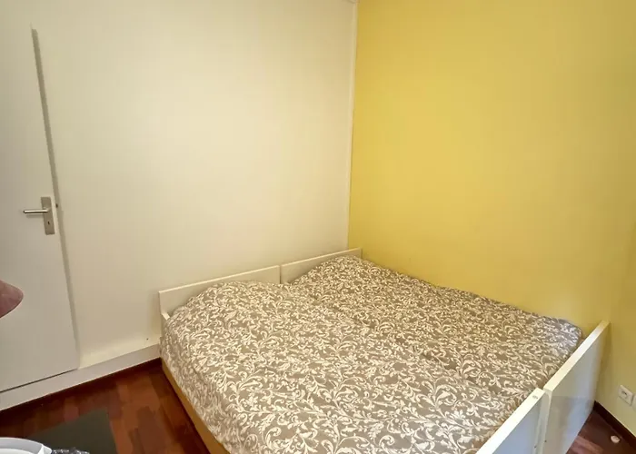 Tour Eiffel Quartier Champs De Mars *