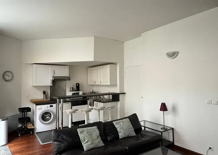 Tour Eiffel Quartier Champs De Mars Paris